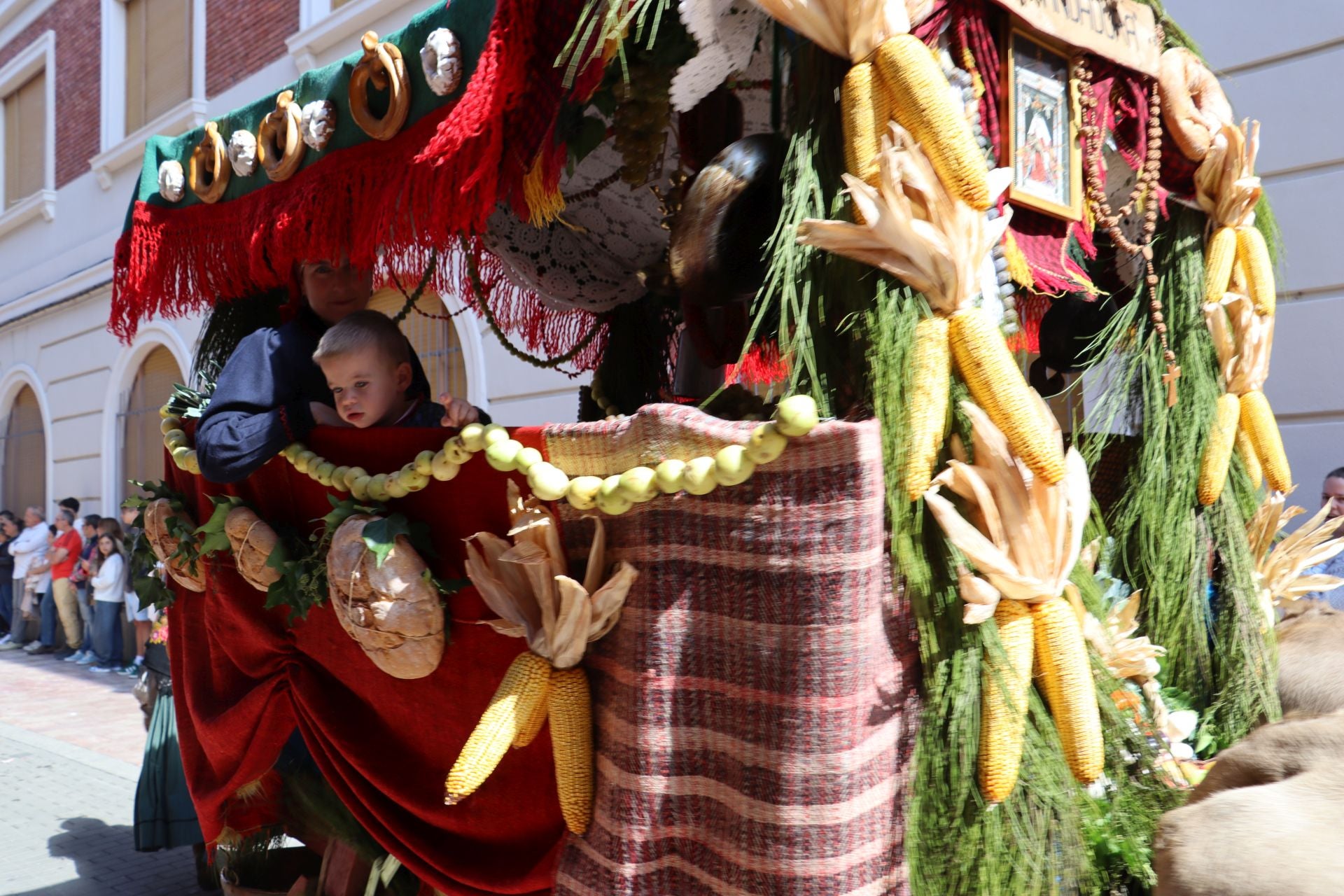 Las mejores imágenes del desfile de carros engalanados