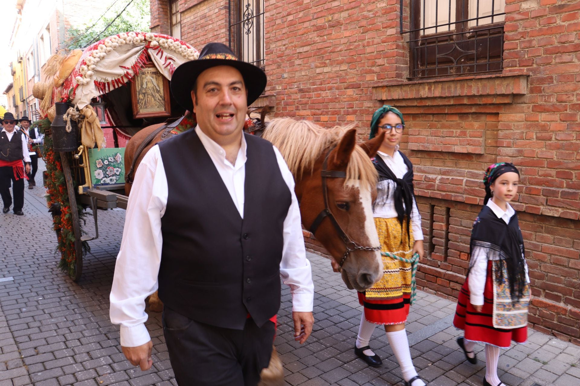 Las mejores imágenes del desfile de carros engalanados