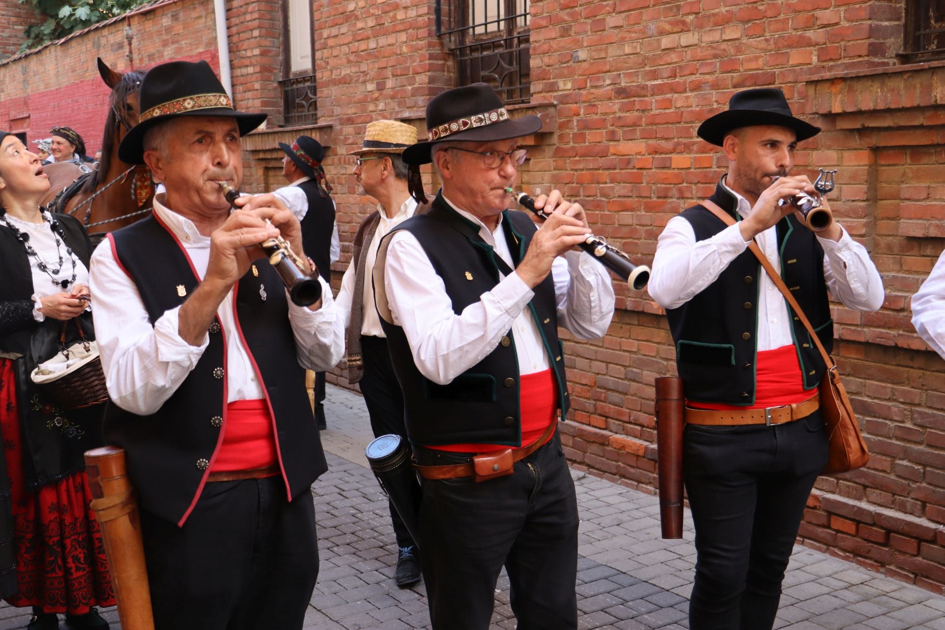 Las mejores imágenes del desfile de carros engalanados