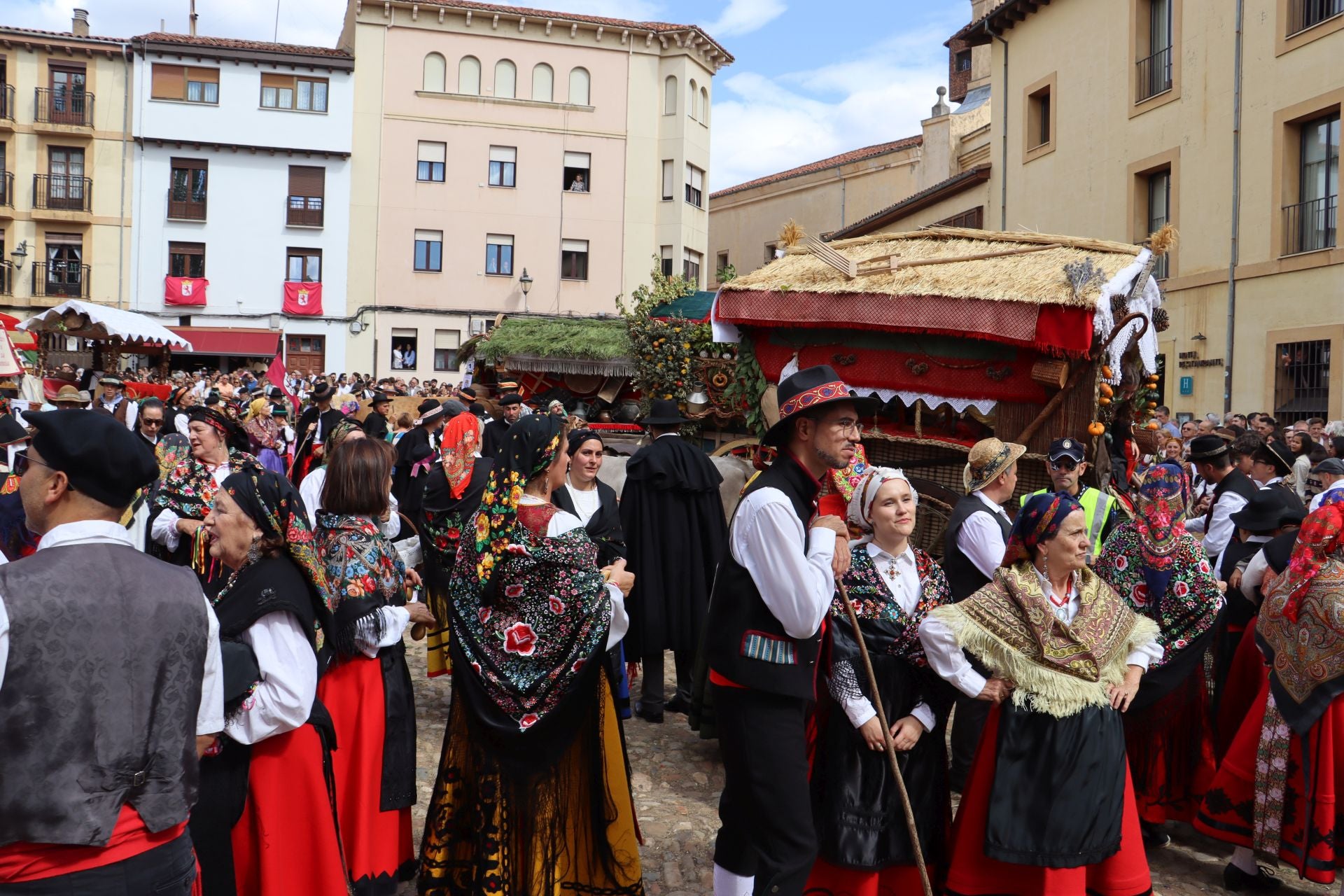 Las mejores imágenes del desfile de carros engalanados