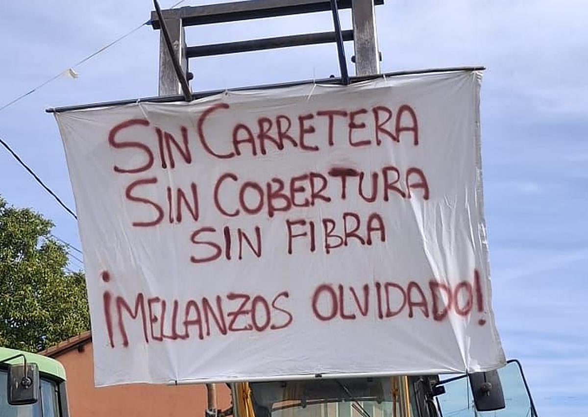 Imagen secundaria 1 - Vecinos de Gradefes se manifiestan para reclamar a la Junta el arreglo de la carretera LE-213