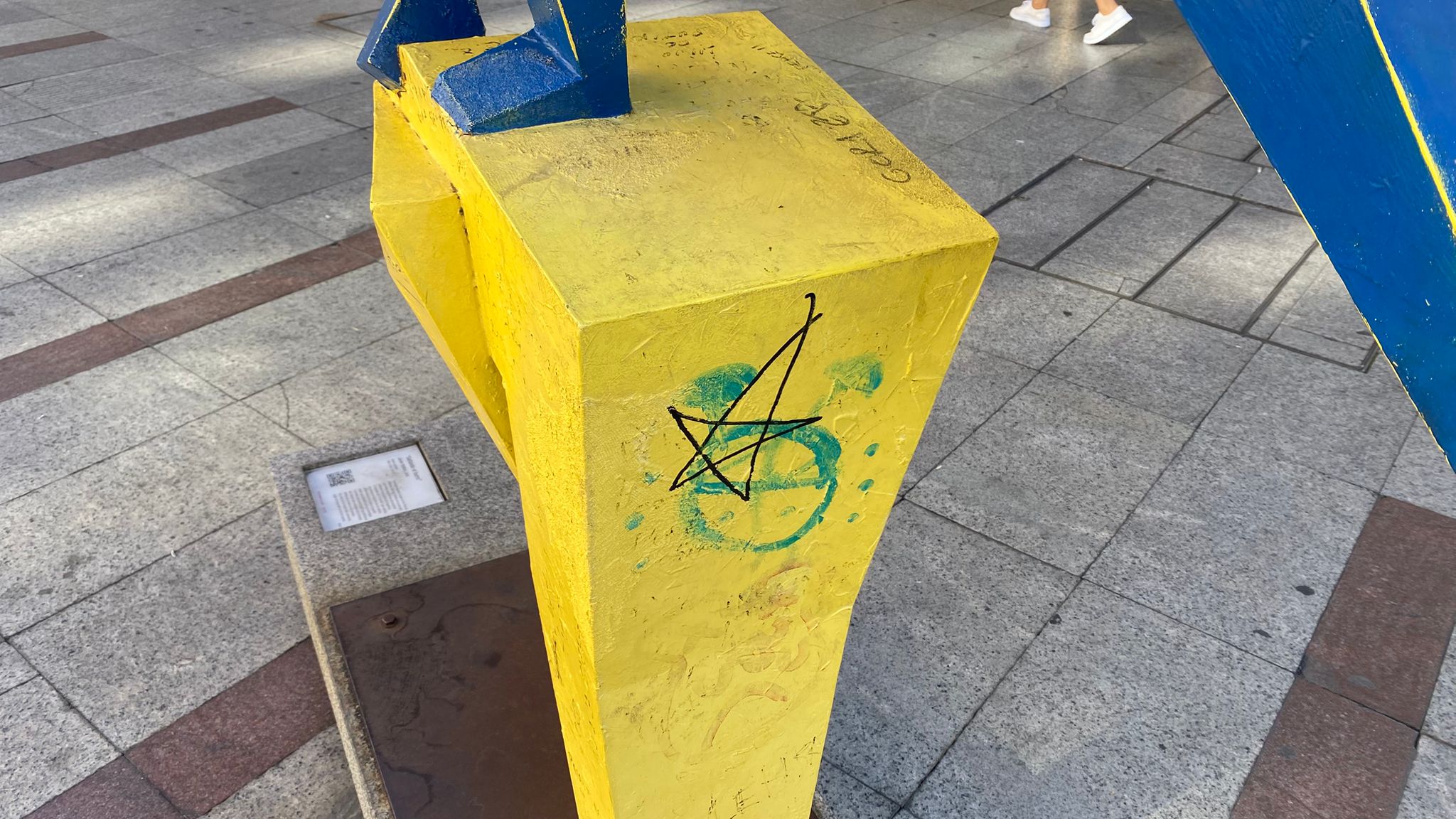 Las imágenes de la escultura vandalizada en León