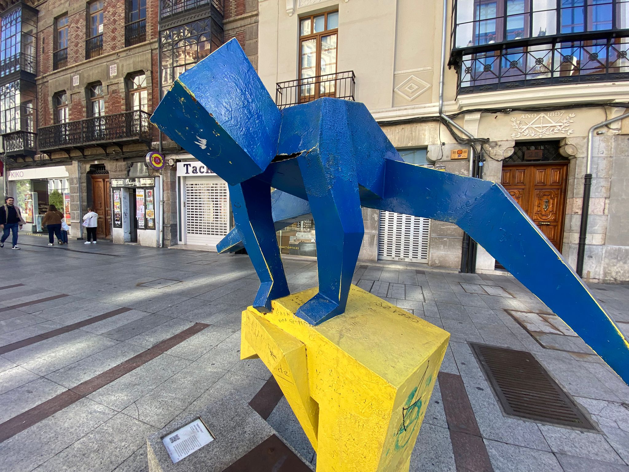Las imágenes de la escultura vandalizada en León