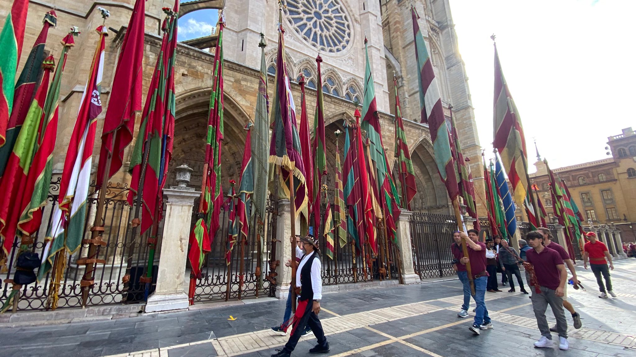 Las mejores imágenes del desfile de pendones por León