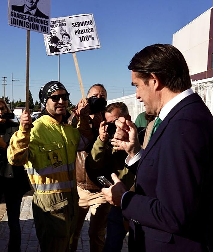 Imagen secundaria 2 - Concentración de operarios forestales durante la visita del consejero de Medio Ambiente a Villadangos del Páramo. 