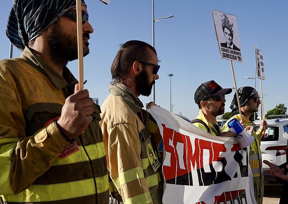 Imagen secundaria 1 - Concentración de operarios forestales durante la visita del consejero de Medio Ambiente a Villadangos del Páramo. 
