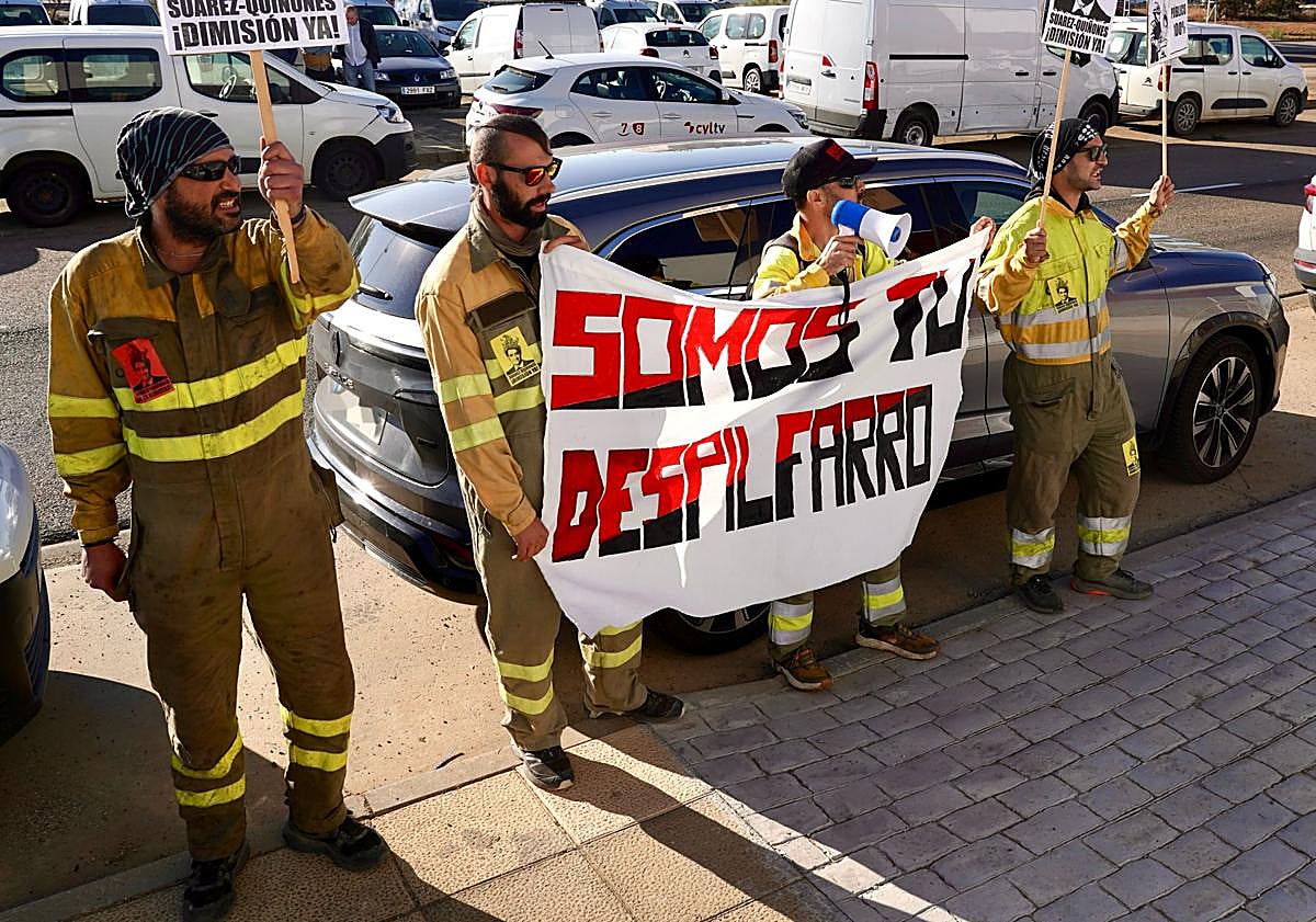 Imagen principal - Concentración de operarios forestales durante la visita del consejero de Medio Ambiente a Villadangos del Páramo. 