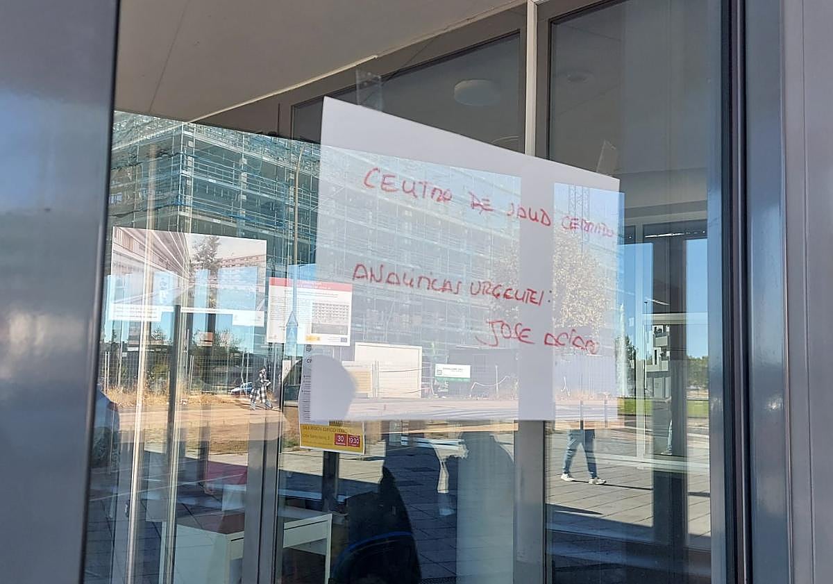 Imagen principal - Una avería inunda el centro de salud de La Palomera y obliga a derivar consultas