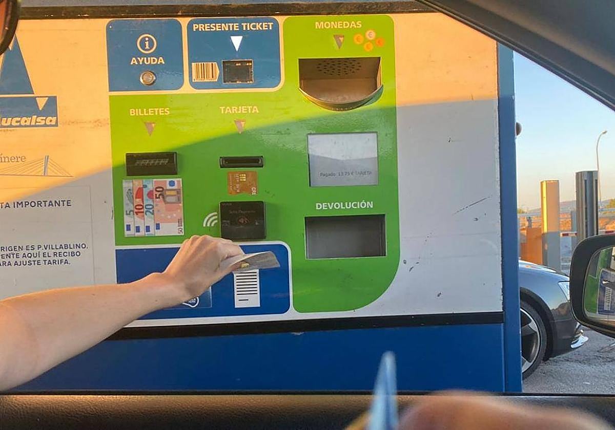 Un usuario paga el peaje de León a Asturias.