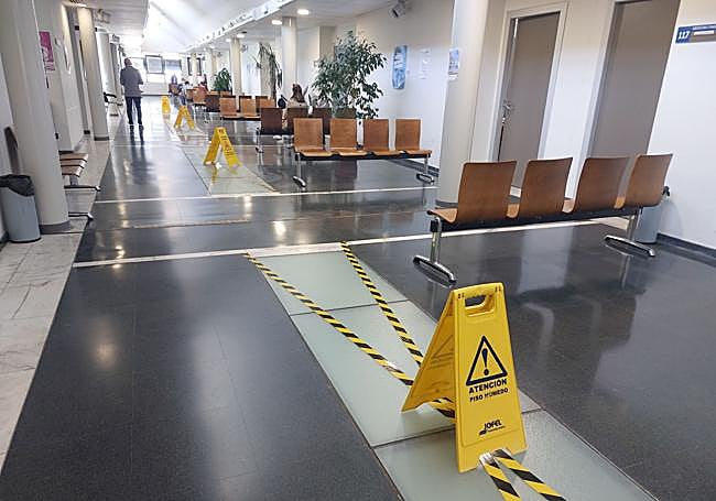 Señales para evitar resbalones.