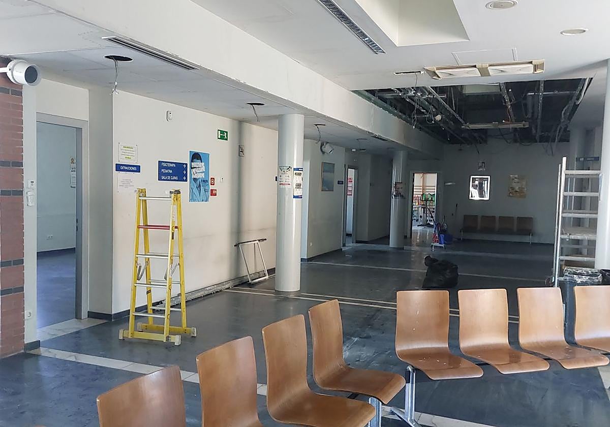 La planta baja del centro de salud, cerrada tras la inundación.