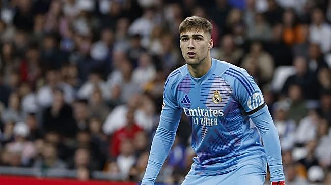 Hace algunos meses, debutó con el Real Madrid y, tras ser bendecido por Íker Casillas, apunta muy alto bajo palos