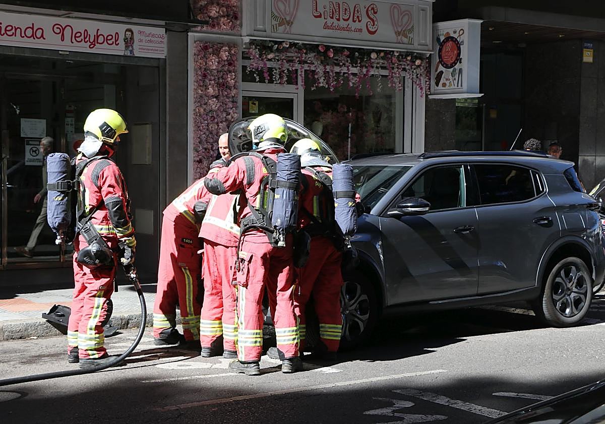 Imagen principal - Intervención de Bomberos de León.