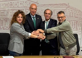 El alcalde de León, José Antonio Diez, junto a Elena Blasco (Comisiones Obreras León), Juanma Vallejo (FELE) y Enrique Guerrero (UGT León).