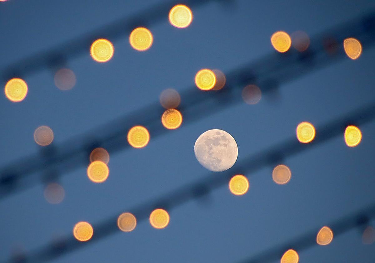 La luna llena sobre León.