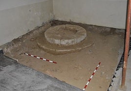 Base de la pila bautismal localizada.