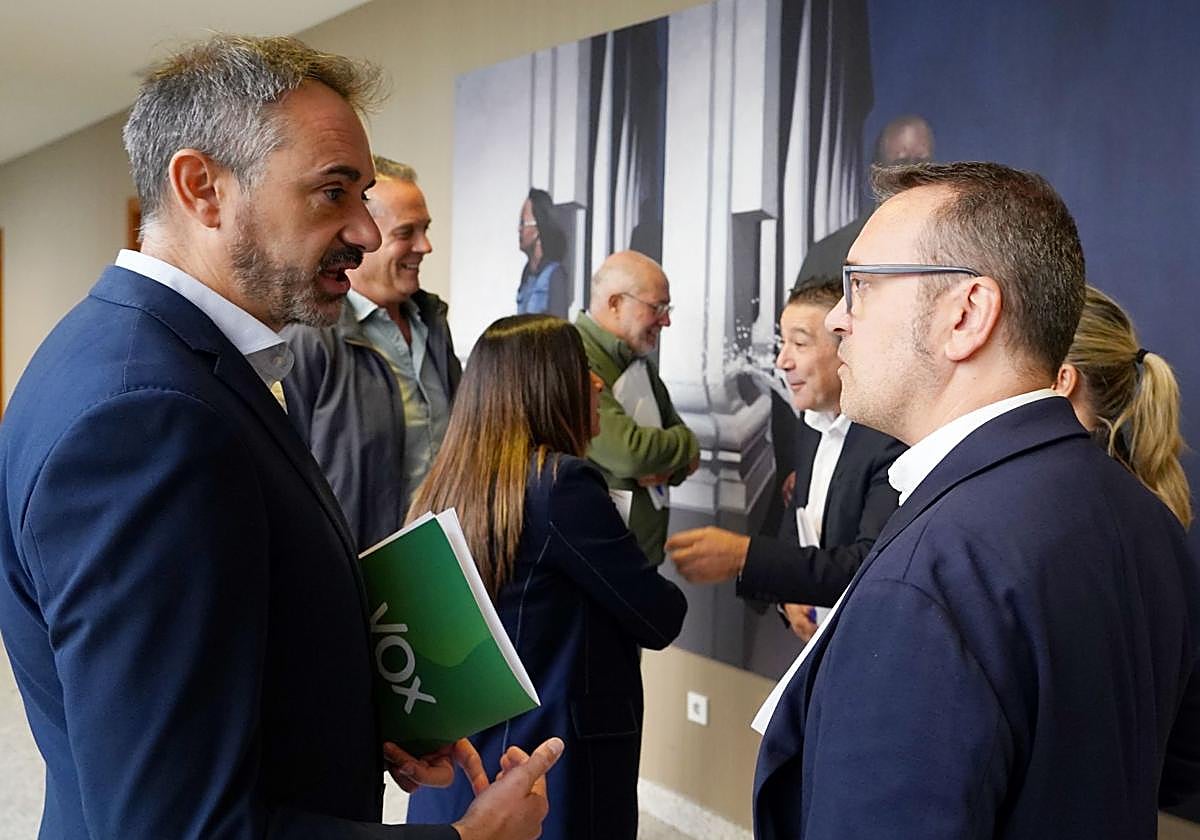 Los portavoces de Voz, David Hierro (I) y PP, Ricardo Gavilanes (D) conversan en la reunión de la Junta de Portavoces.