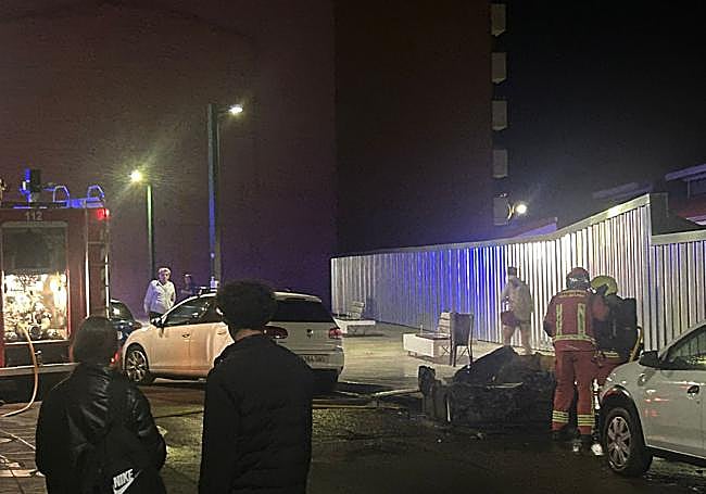 El contenedor calcinado en León ciudad.