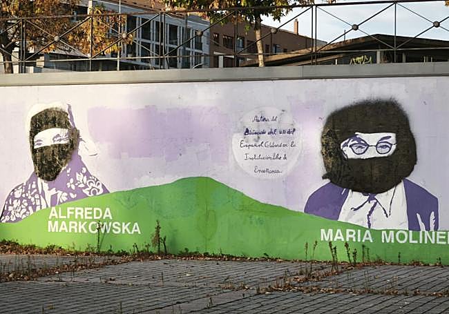 Las figuras de las mujeres pioneras del mural han sido vandalizadas con burkas.