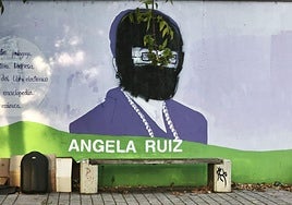 Las figuras de las mujeres pioneras del mural han sido vandalizadas con burkas.