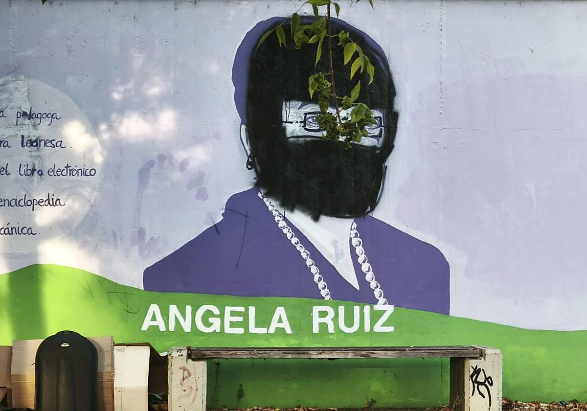 Las figuras de las mujeres pioneras del mural han sido vandalizadas con burkas.