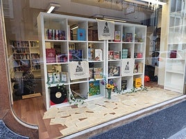 El escaparate de Aida Books en León en la avenida del Padre Isla.