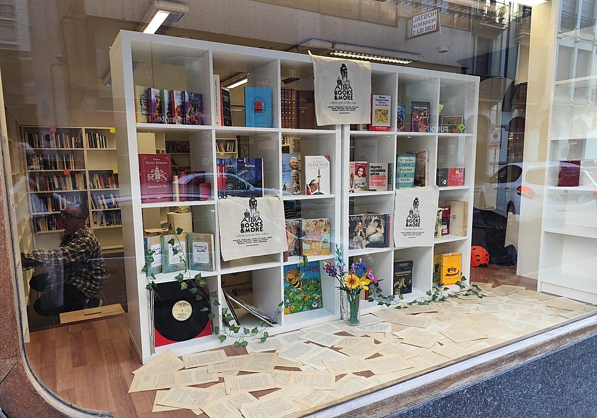 El escaparate de Aida Books en León en la avenida del Padre Isla.