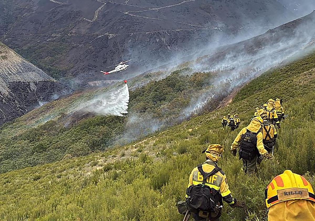 Imagen de archivo de un incendio en Galicia este verano.