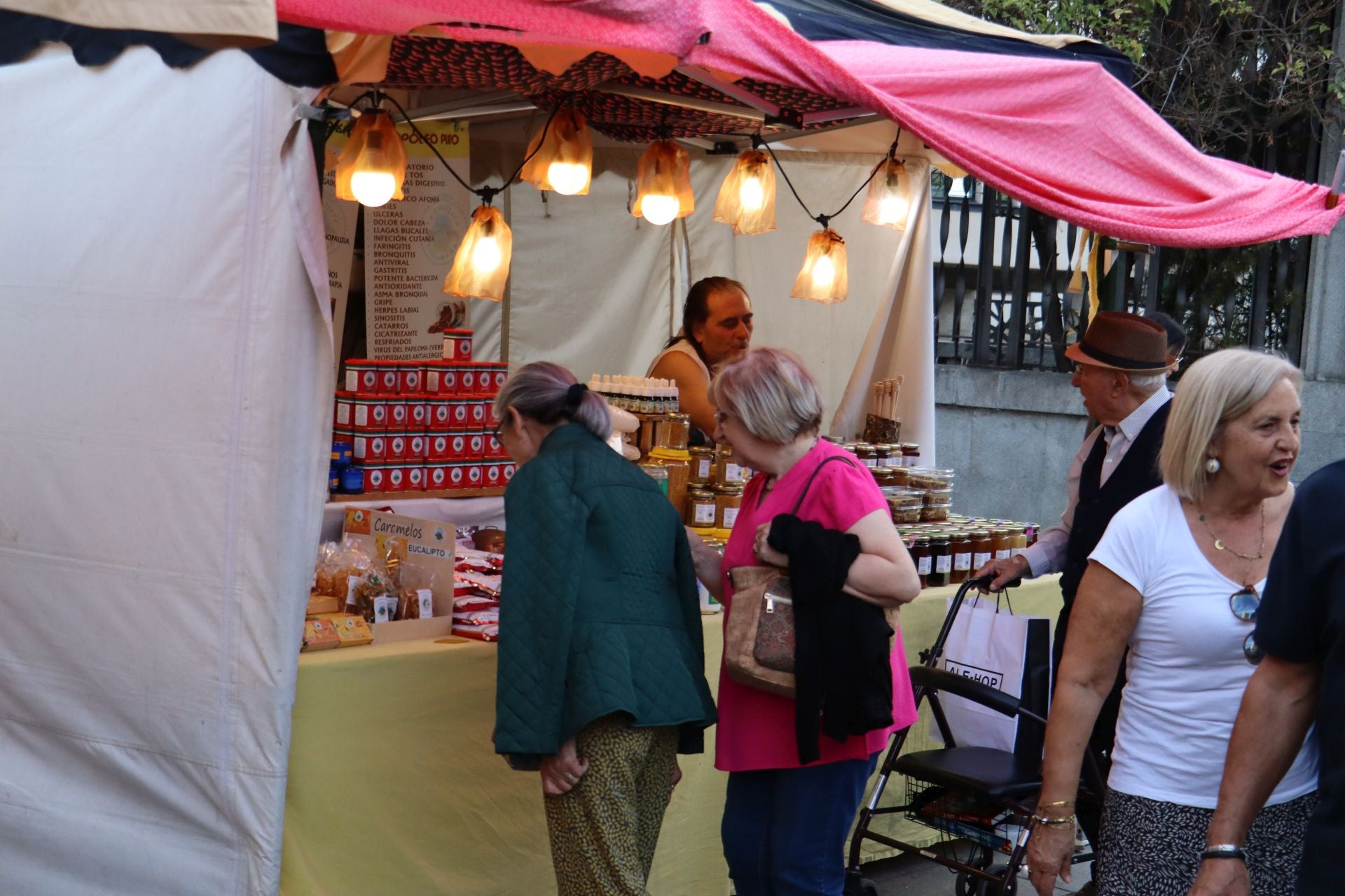 Las imágenes de un mercado que sigue dando vida a las fiestas de San Froilán