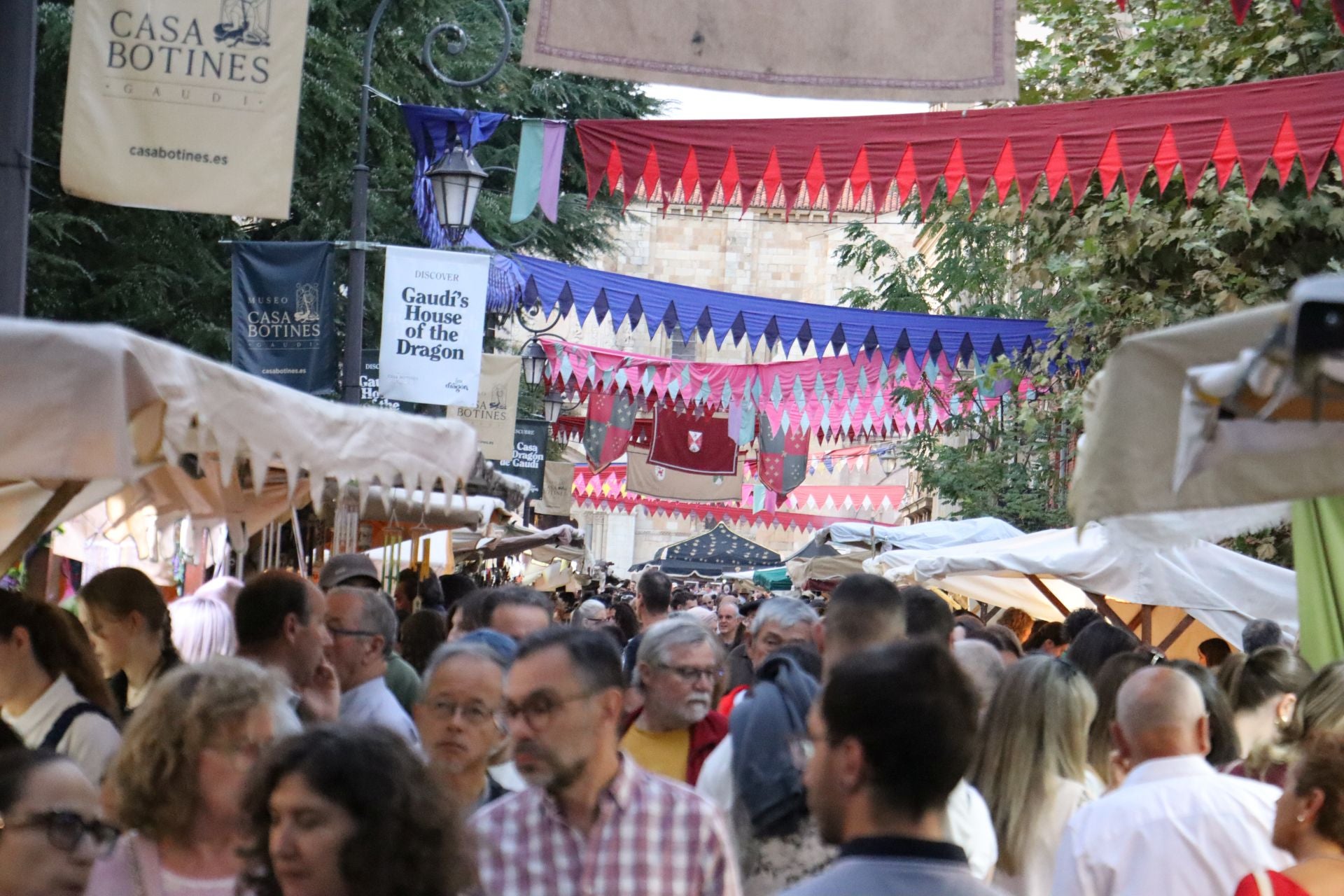 Las imágenes de un mercado que sigue dando vida a las fiestas de San Froilán