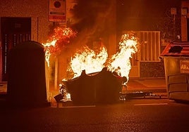 Las llamas en el incendio del contenedor en Ramón y Cajal.
