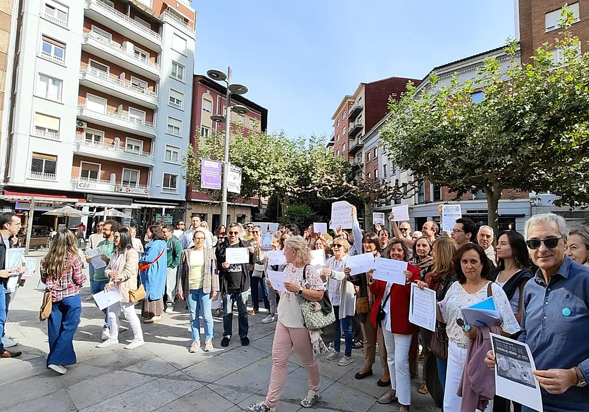 Decenas de médicos se concentran en la plaza de las Cortes Leonesas.
