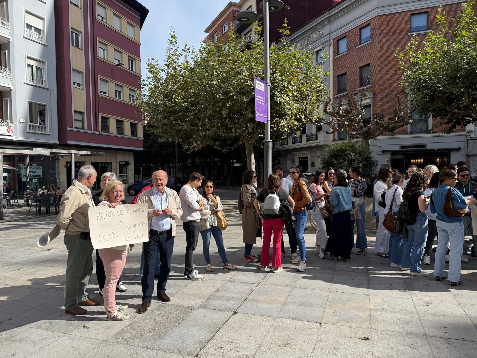 Imagen secundaria 2 - El presidente del Colegio de Médicos de León, José Luis Díaz Villarig, también se concentrado junto a decenas de facultativos.