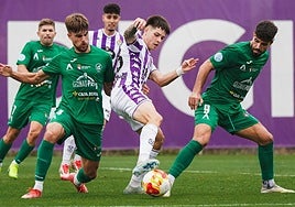 Un lance de juego en el partido entre Real Valladolid Promesas y Atlético Astorga.