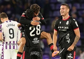 Los jugadores de la Cultural celebran el triunfo ante el Valladolid.