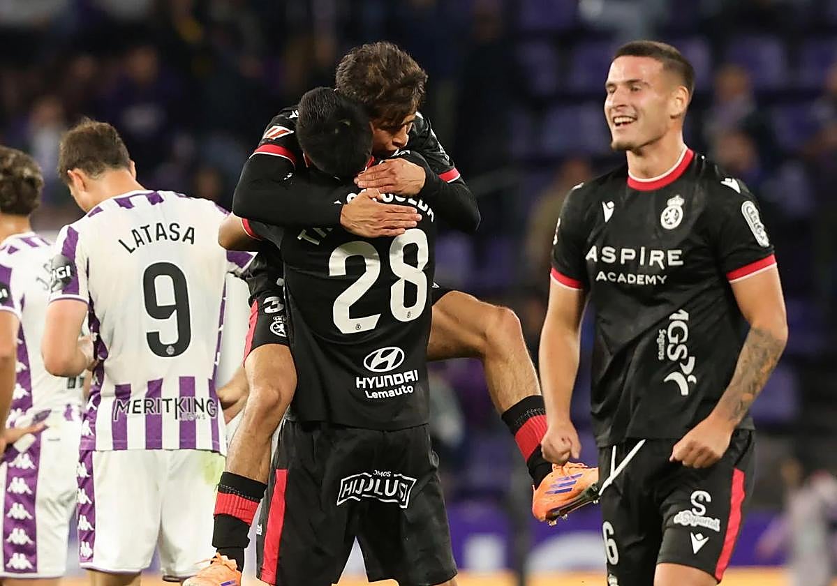 Los jugadores de la Cultural celebran el triunfo ante el Valladolid.