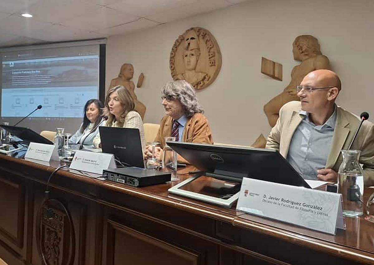 Imagen secundaria 1 - Las herederas del letrado mayor de la Diputación de León donan 4.000 libros a la ULE