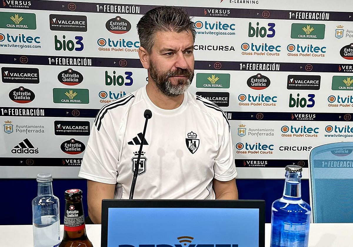 Fer Estévez, entrenador de la Deportiva, en la sala de prensa de El Toralín.