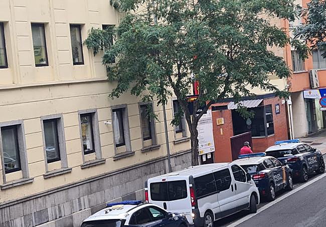 Puerta principal de la Comisaría de Policía de León.