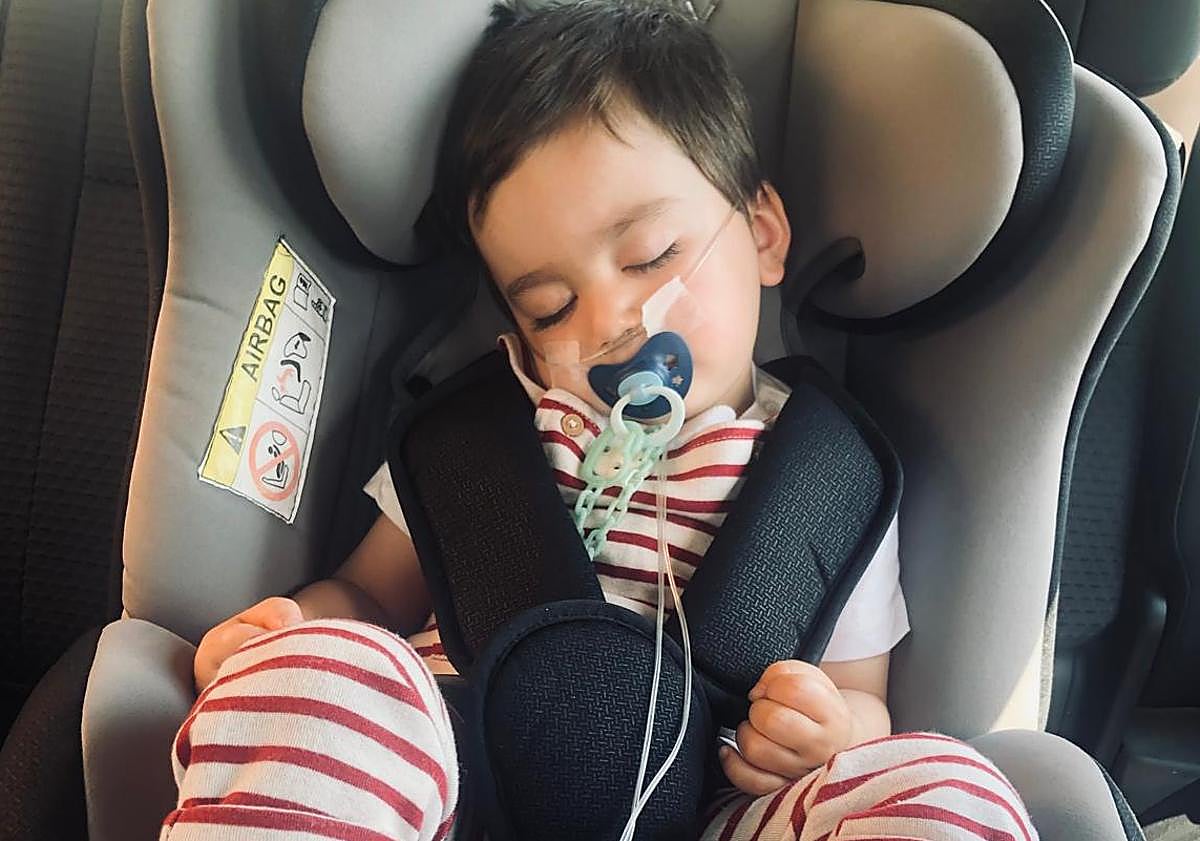 Imagen principal - Egan, con el oxígeno para dormir, y una imagen más actual.