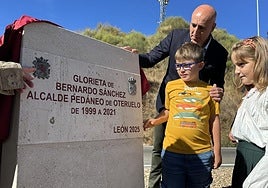 Descubrimiento de la placa conmemorativa en honor a Bernardo Sánchez.