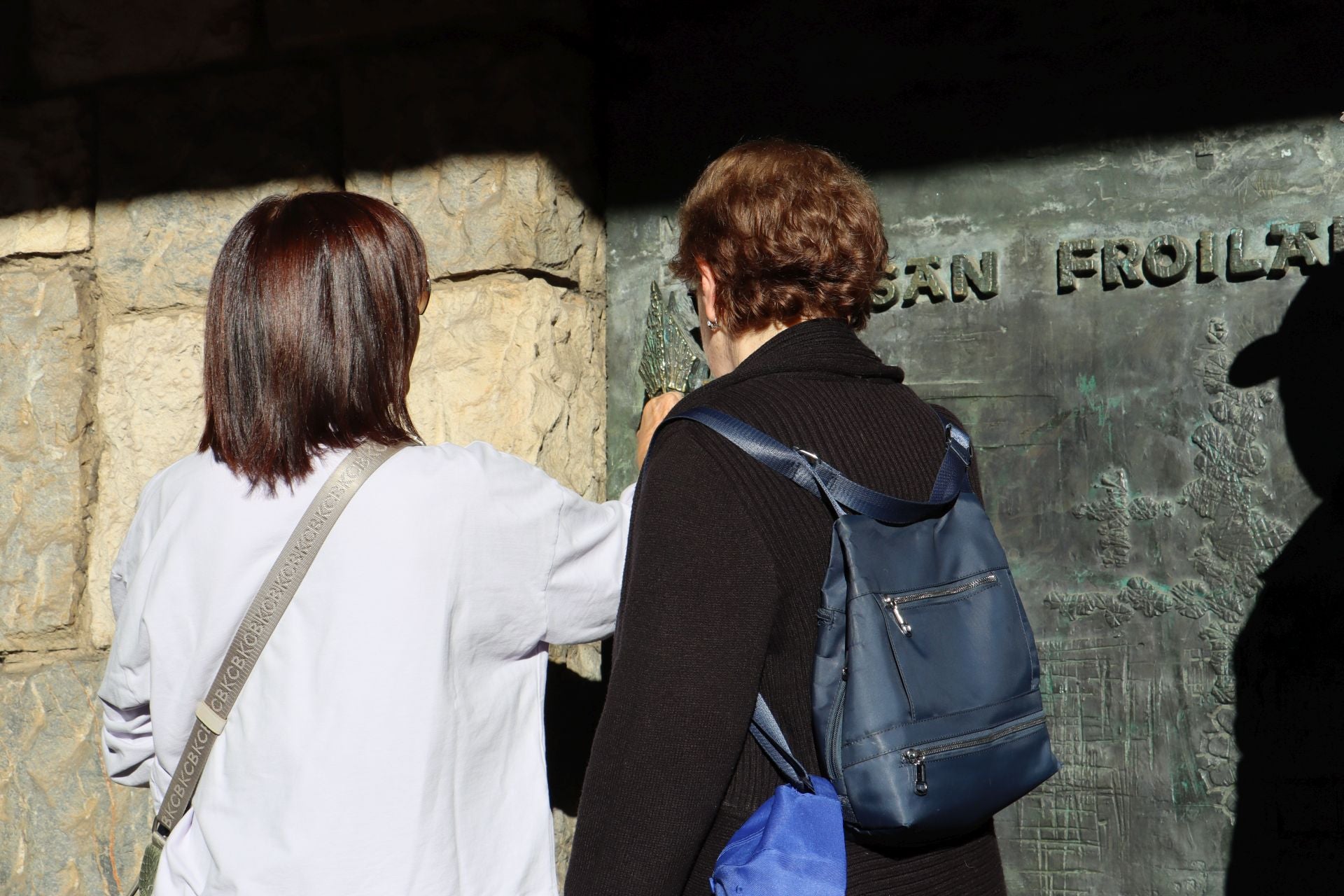 La divertida tradición de tocar la nariz a San Froilán: un gesto de cariño y perdón en León