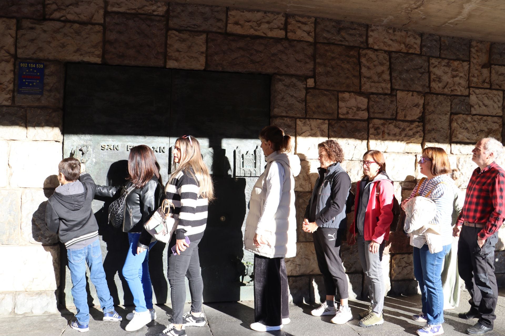 La divertida tradición de tocar la nariz a San Froilán: un gesto de cariño y perdón en León