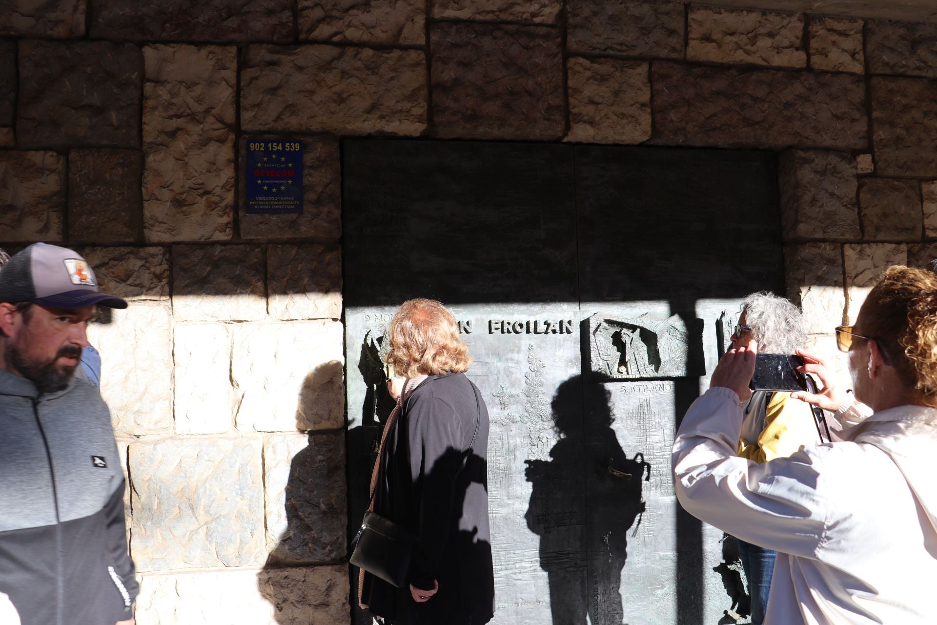 La divertida tradición de tocar la nariz a San Froilán: un gesto de cariño y perdón en León