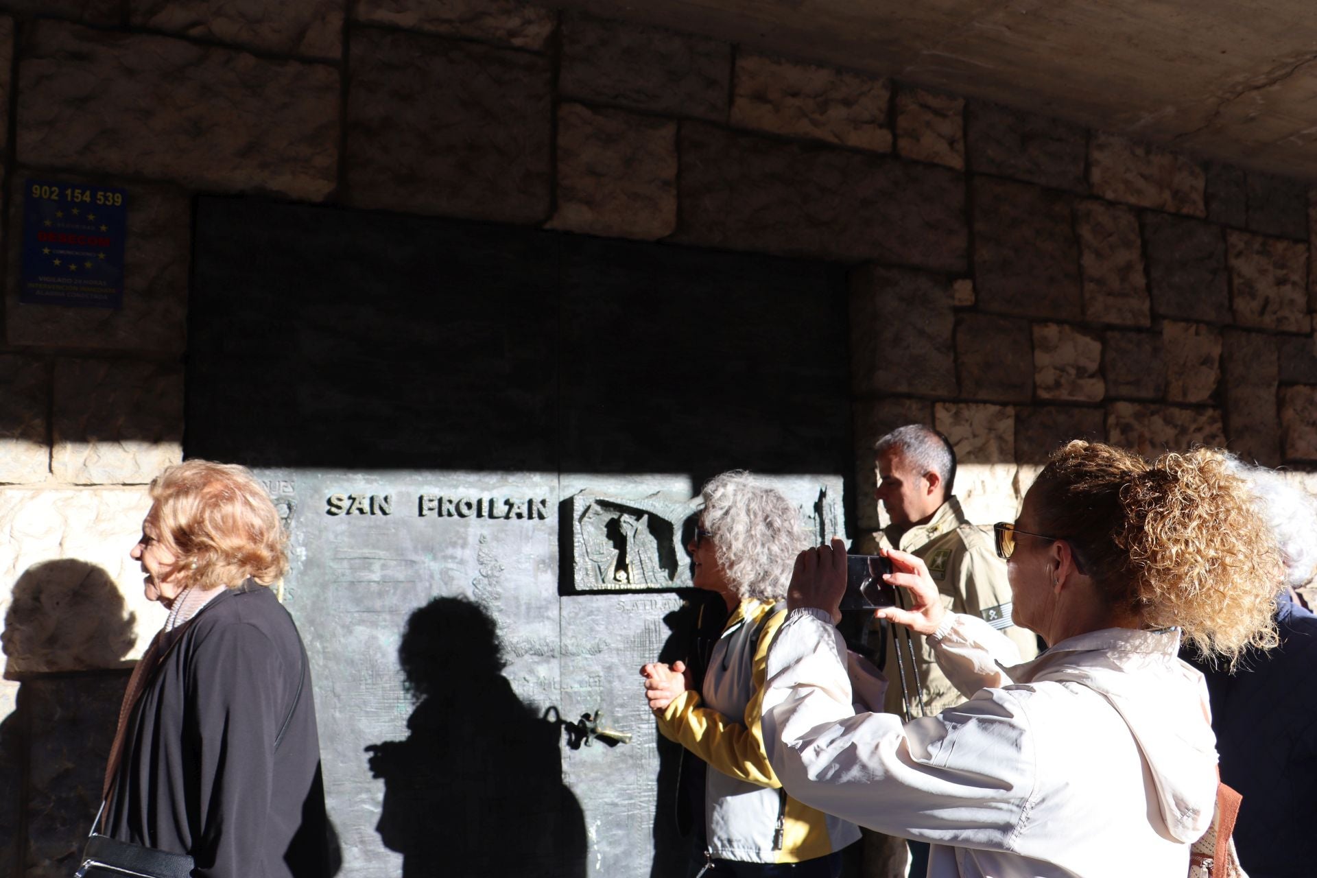 La divertida tradición de tocar la nariz a San Froilán: un gesto de cariño y perdón en León