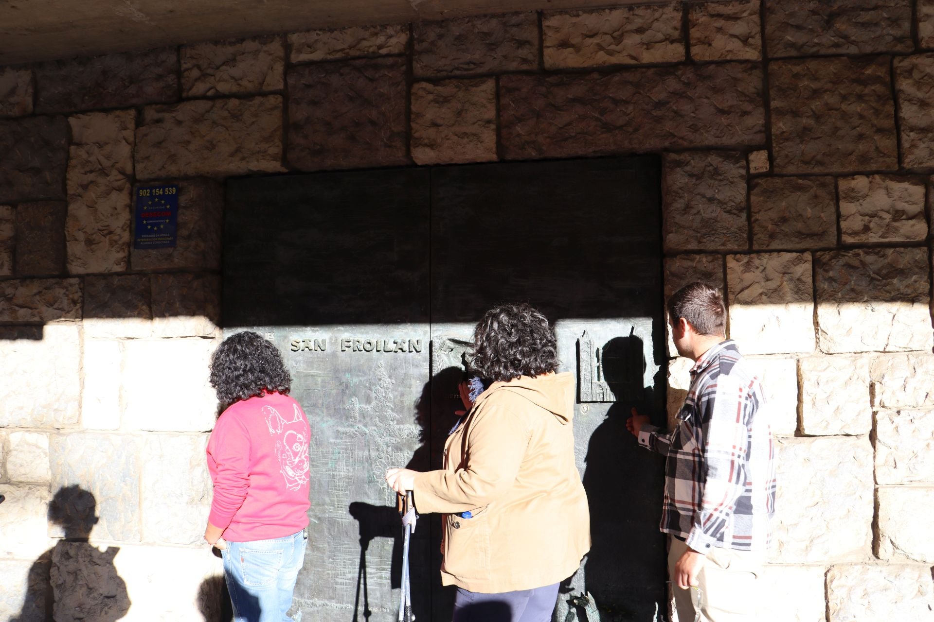 La divertida tradición de tocar la nariz a San Froilán: un gesto de cariño y perdón en León