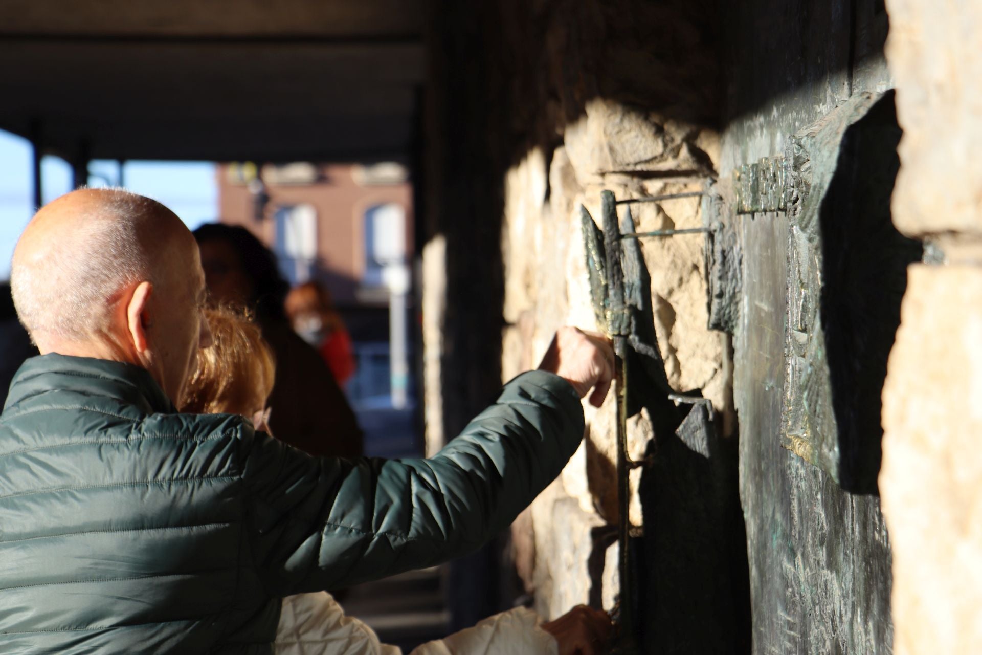 La divertida tradición de tocar la nariz a San Froilán: un gesto de cariño y perdón en León