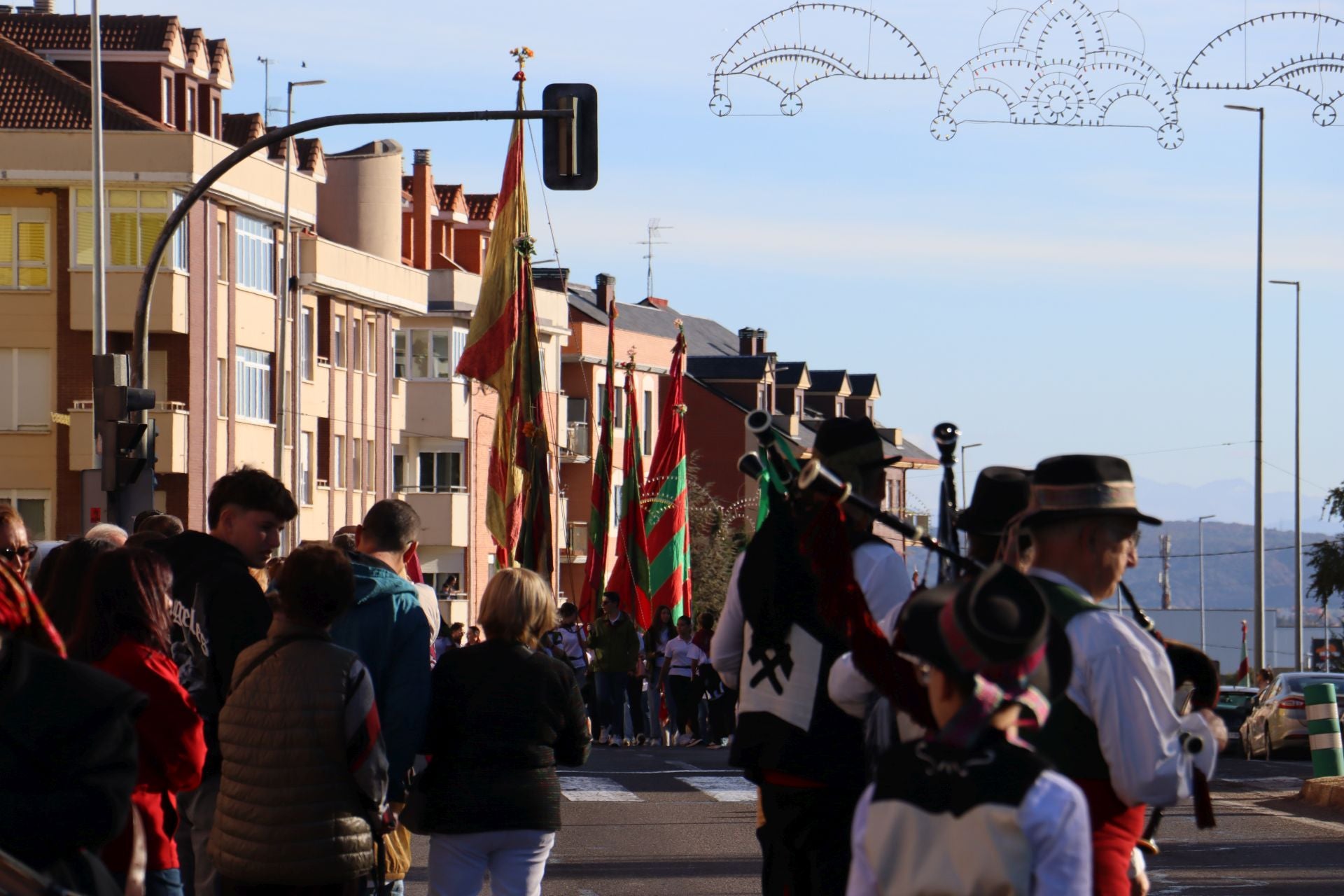 Pendones al cielo con el hombro, con una mano o con la barbilla
