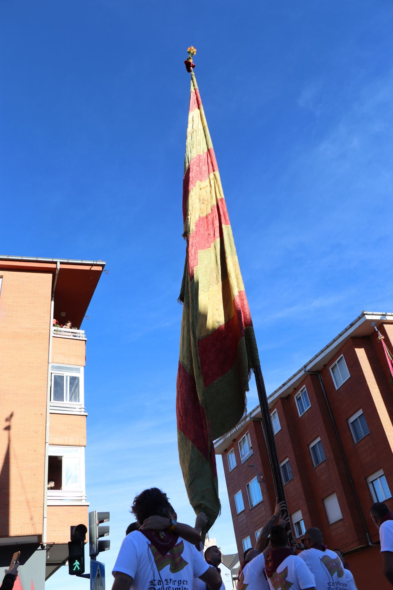 Pendones al cielo con el hombro, con una mano o con la barbilla