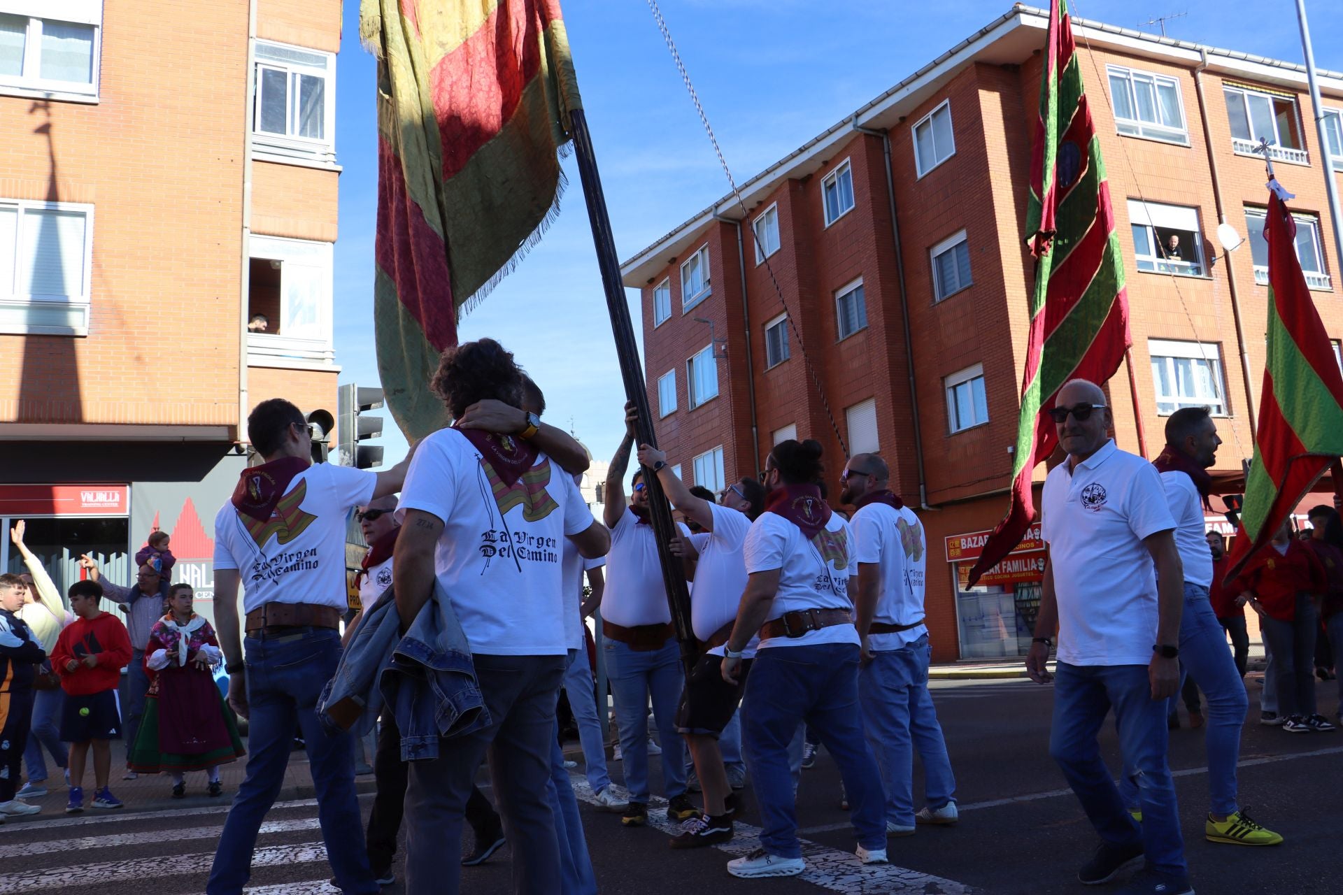 Pendones al cielo con el hombro, con una mano o con la barbilla
